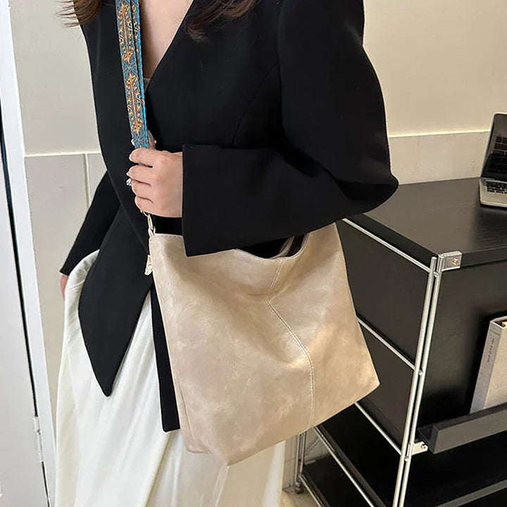 Nayelle | Damen Handtasche Uni im soften Schulter-Design